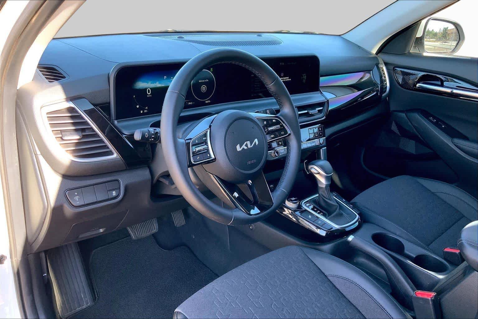 Used 2024 Snow White Pearl Kia X-Line image 18