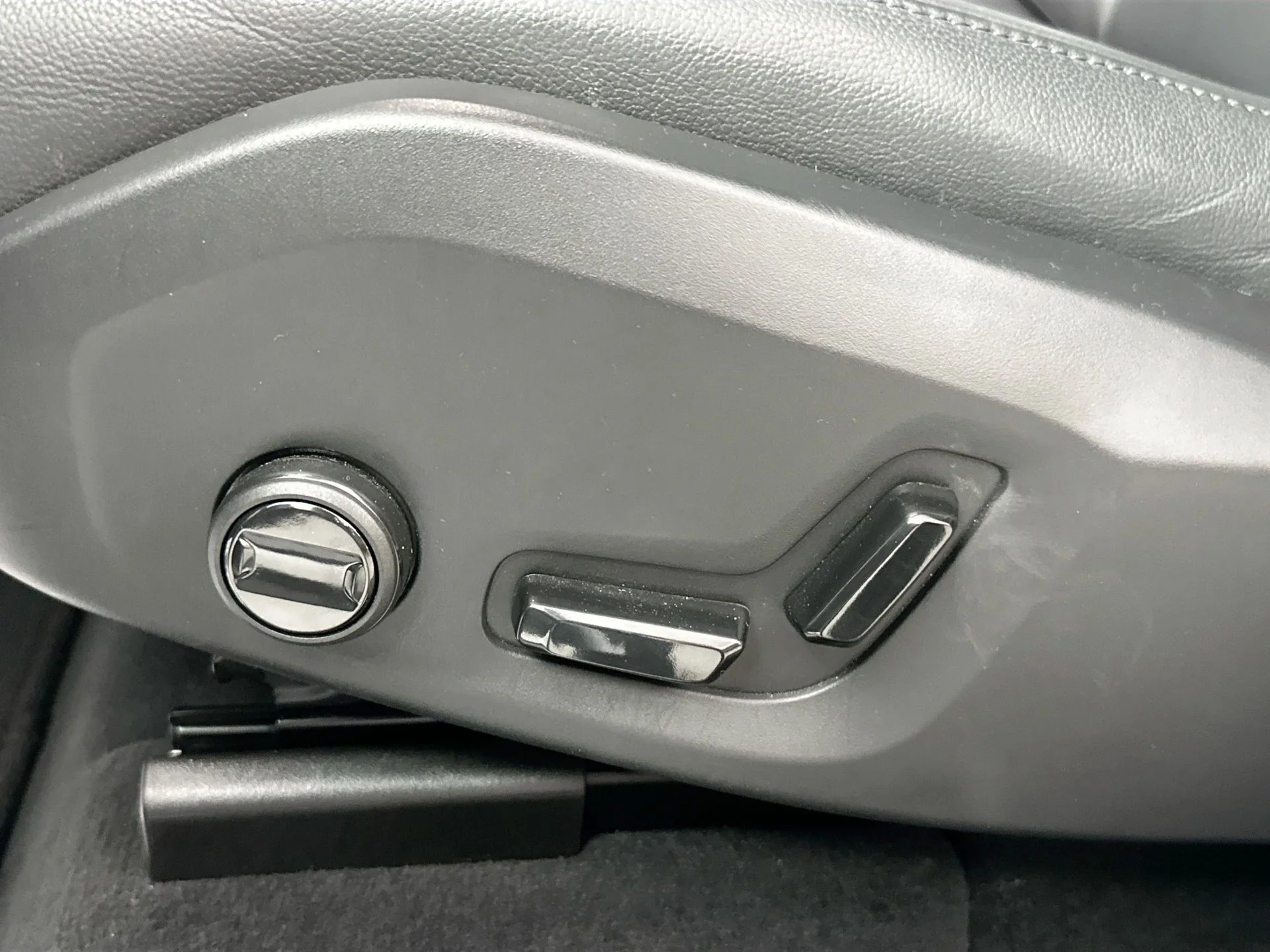 Used 2025 Onyx Black Volvo Core image 19