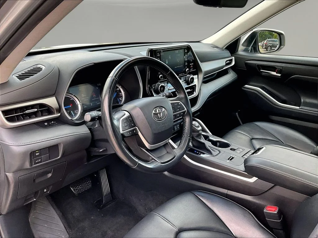 Used 2022 Silver Toyota XLE image 22