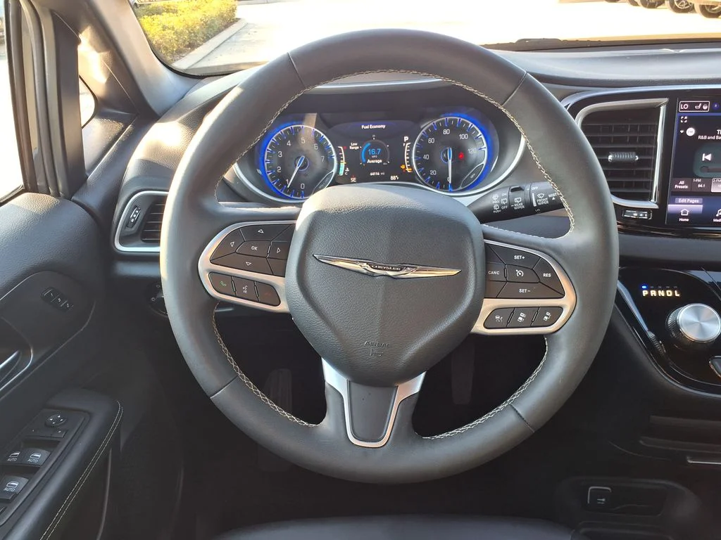 Used 2025 White Chrysler Select image 28