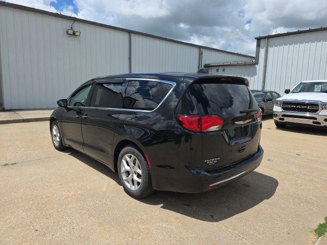 Used 2019 Brilliant Black Crystal Pearlcoat Chrysler Touring Plus image 5