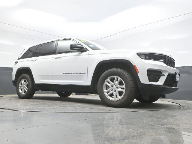 Used 2022 White Jeep Laredo image 40