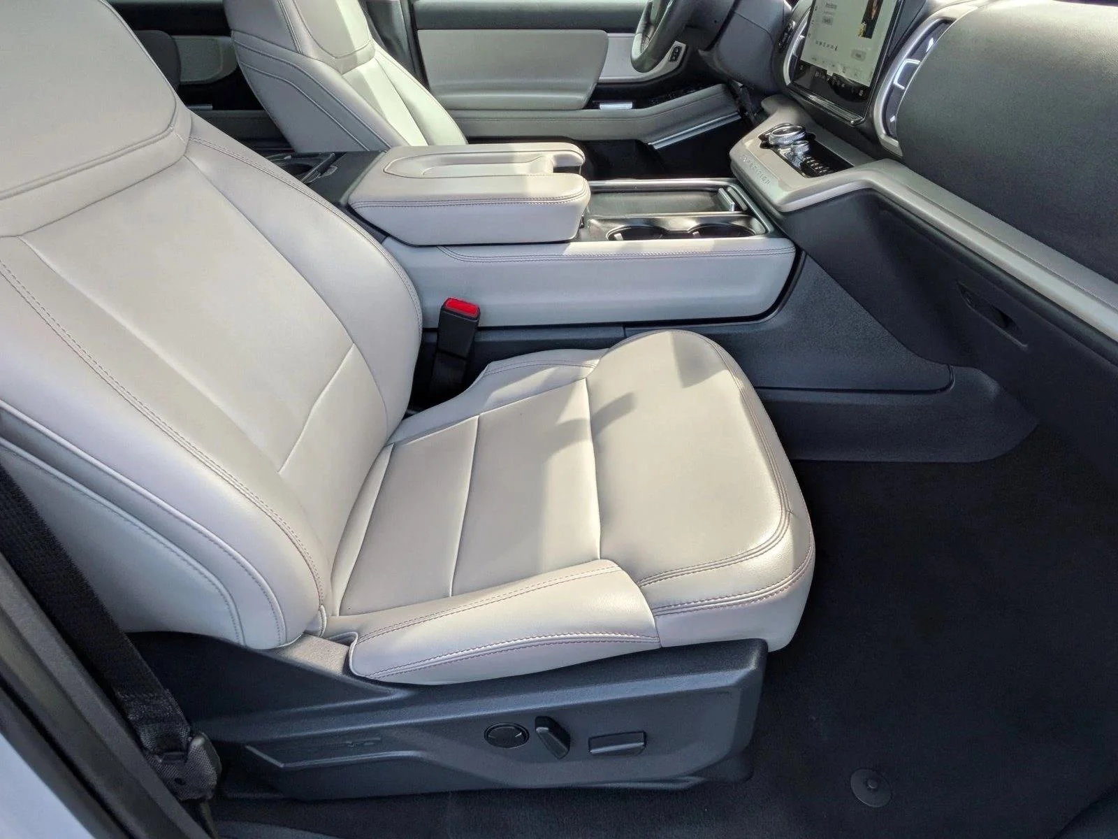 Used 2025 Space Silver Metallic Ford Active image 20
