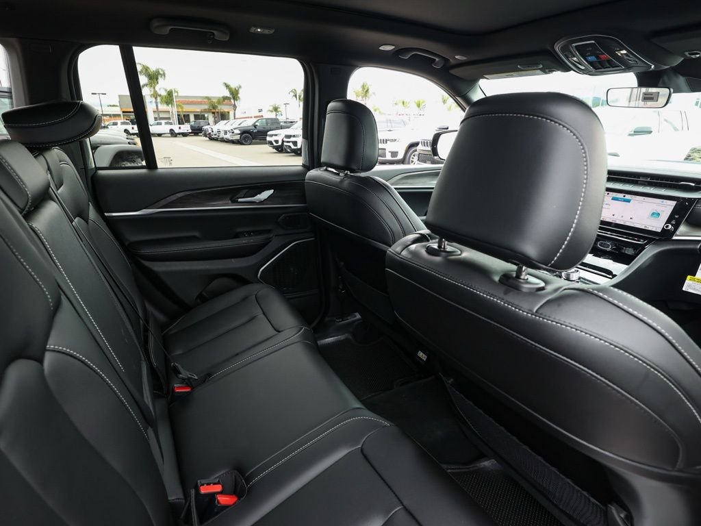 New 2026 Diamond Black Crystal Pearl-Coat Exterior Paint Jeep Limited image 16