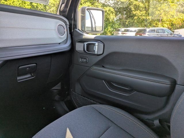 New 2025 Black Clear-Coat Exterior Paint Jeep Sahara image 19
