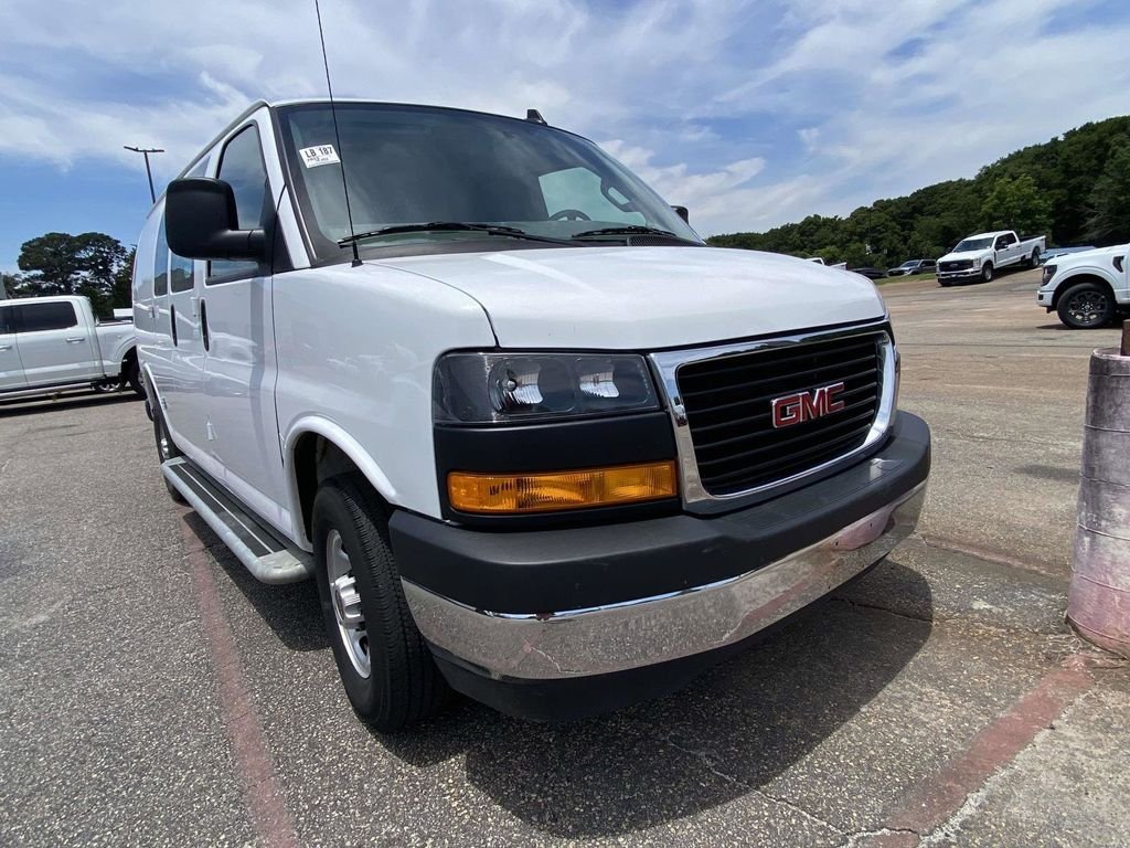 2025 GMC Savana 2500's photo