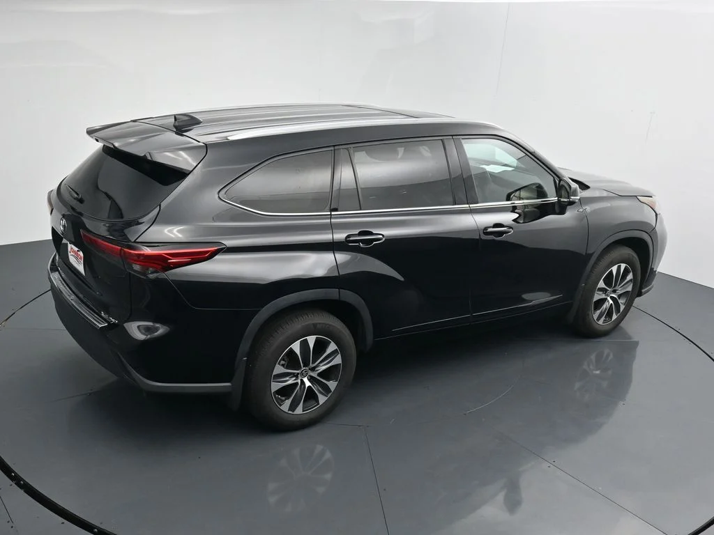 Used 2022 Black Toyota XLE image 25