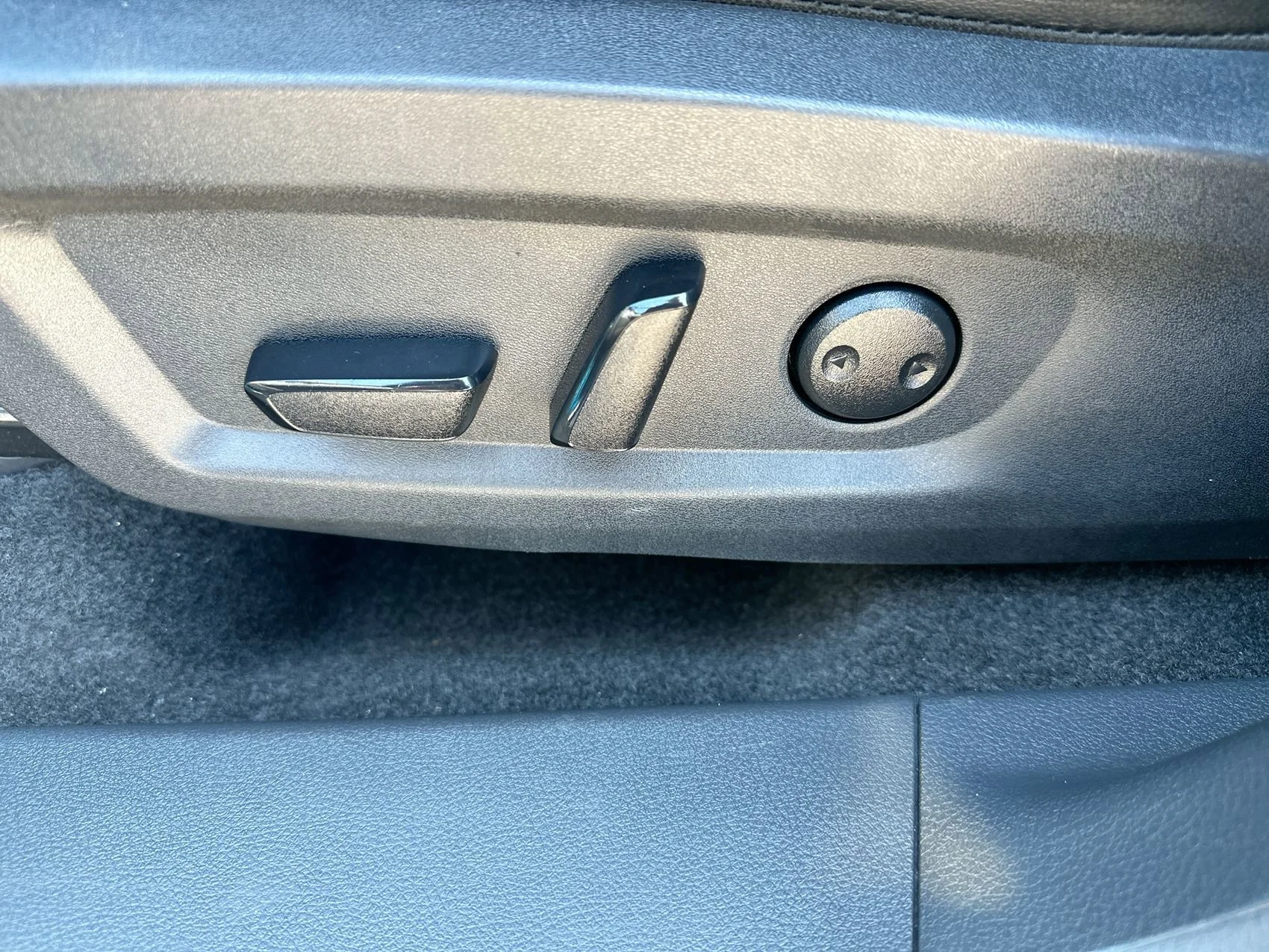 Used 2025 Aurora Blue/Super Black Nissan SL image 12