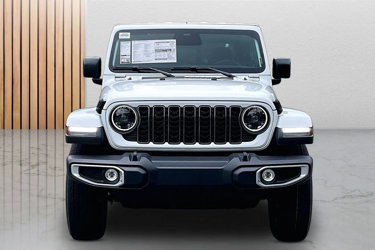 New 2026 Bright White Clear-Coat Exterior Paint Jeep Sahara image 3