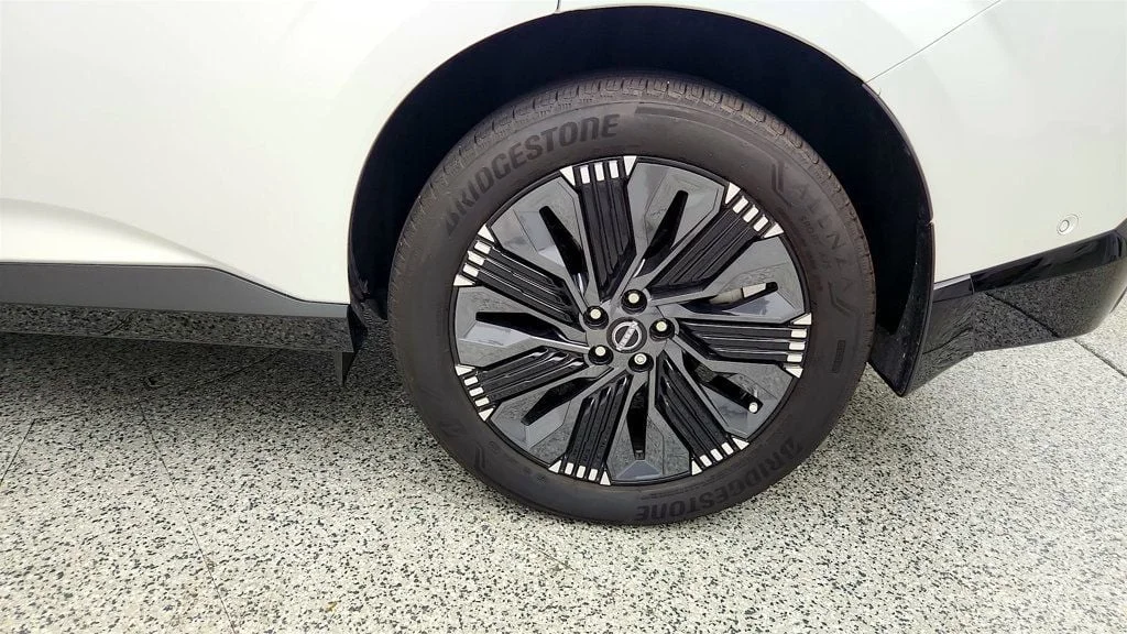 Used 2025 Everest White Pearl Tricoat/Super Black Nissan AWD Platinum w/ Illuminated Cargo Scuff Plate image 9