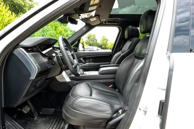 Used 2024 White Land Rover SE image 4