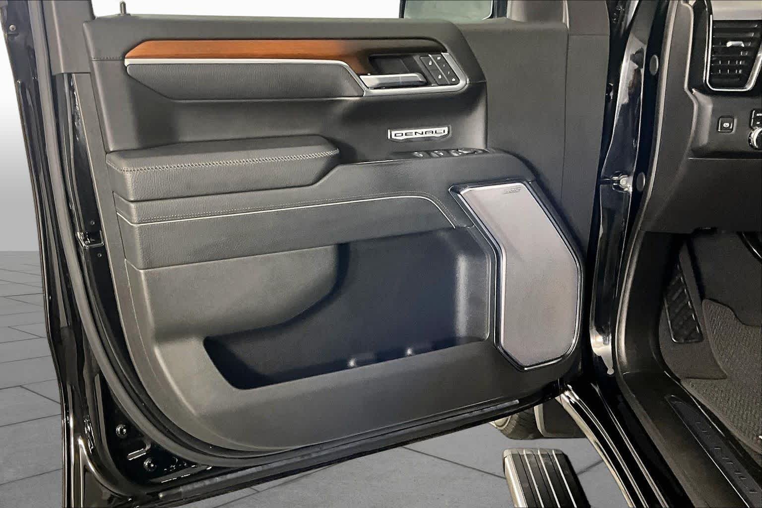 Used 2025 Onyx Black GMC Denali image 21