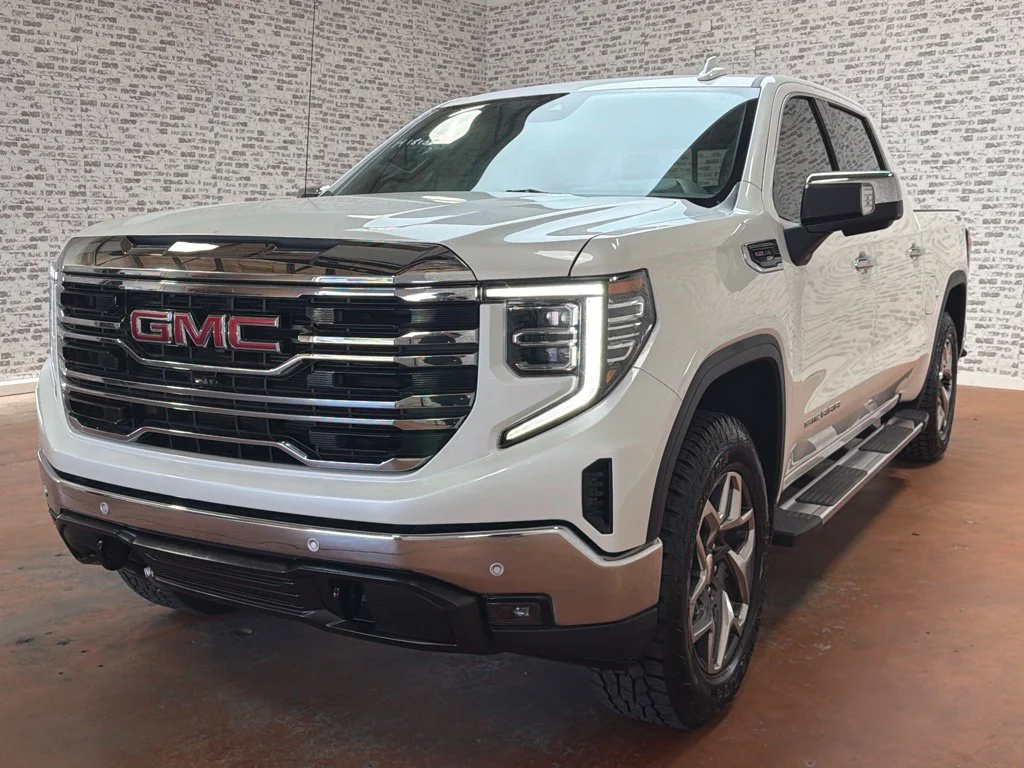 Used 2025 White Frost Tricoat GMC SLT image 3