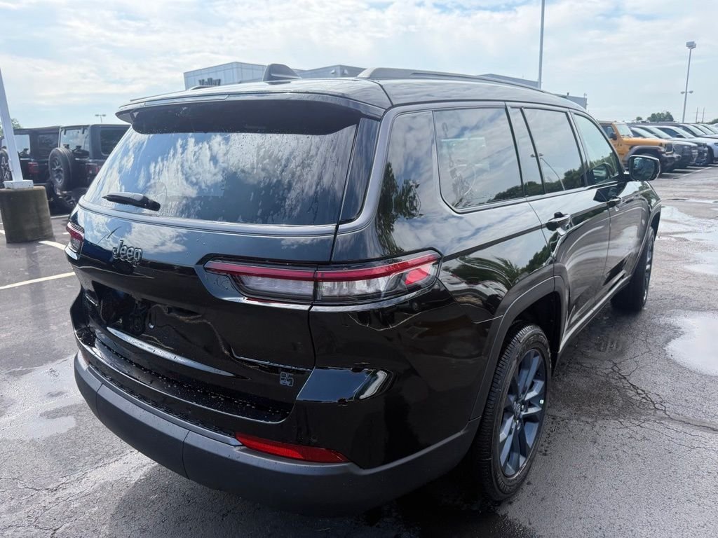New 2026 Diamond Black Crystal Pearl-Coat Exterior Paint Jeep Limited image 3