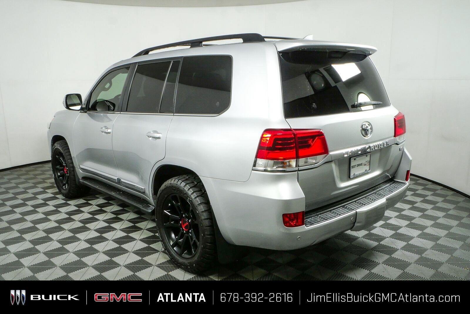 Used 2017 Classic Silver Metallic Toyota Base image 31