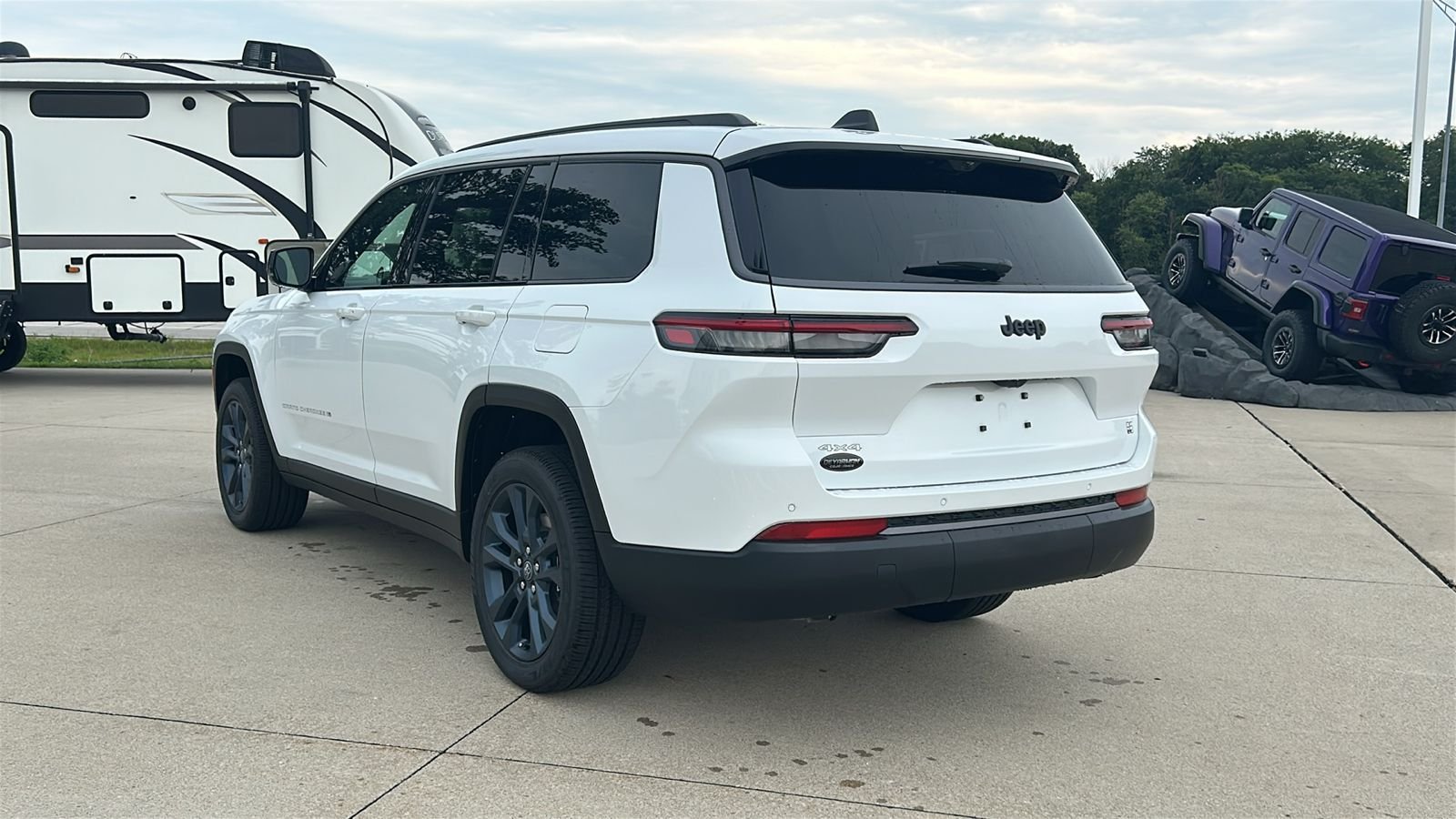 New 2026 Bright White Clear-Coat Exterior Paint Jeep  image 6