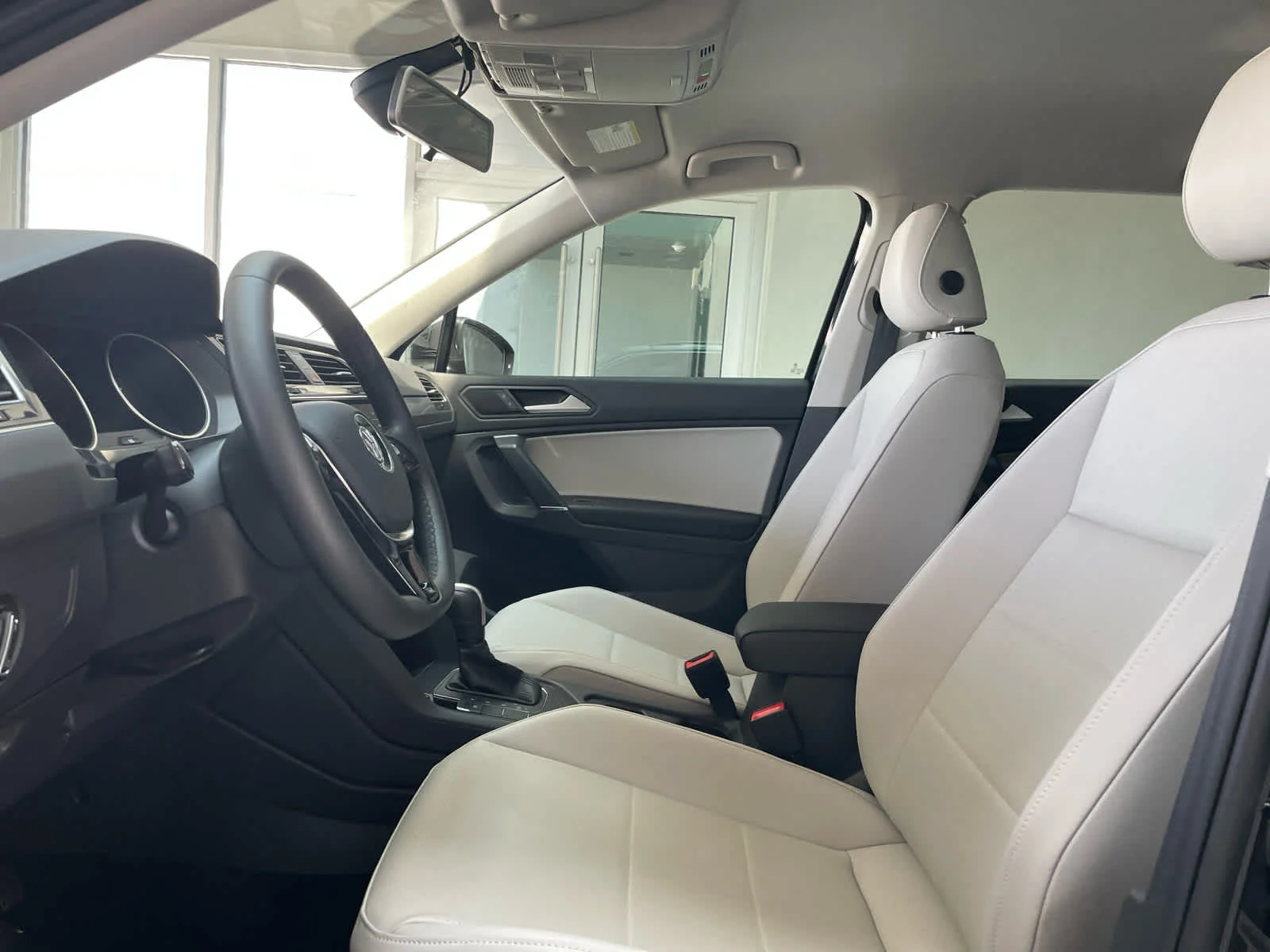 Certified Used 2020 Deep Black Pearl Volkswagen SE image 4