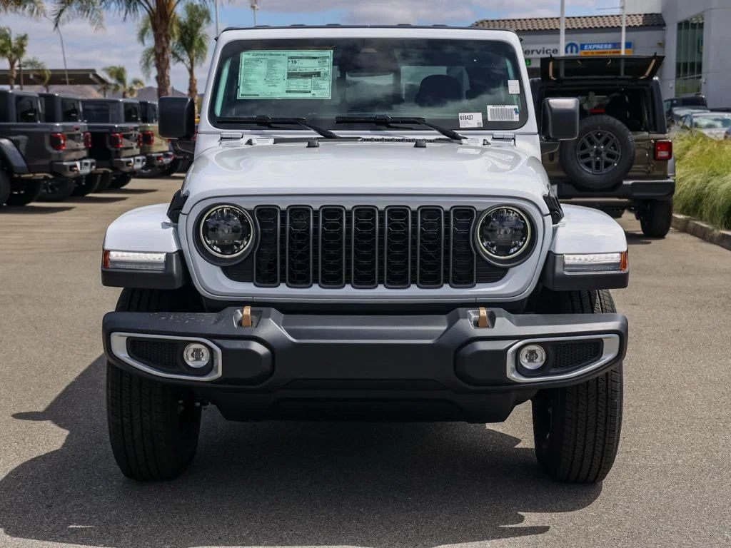 New 2026 Bright White Clear-Coat Exterior Paint Jeep 85th Anniversary Edition image 9