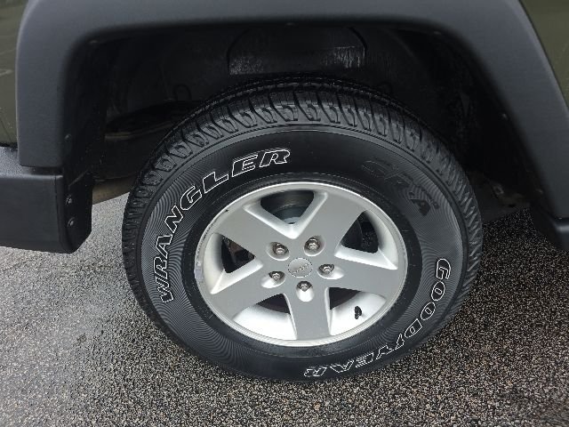 Used 2015 Green Jeep Sport image 6