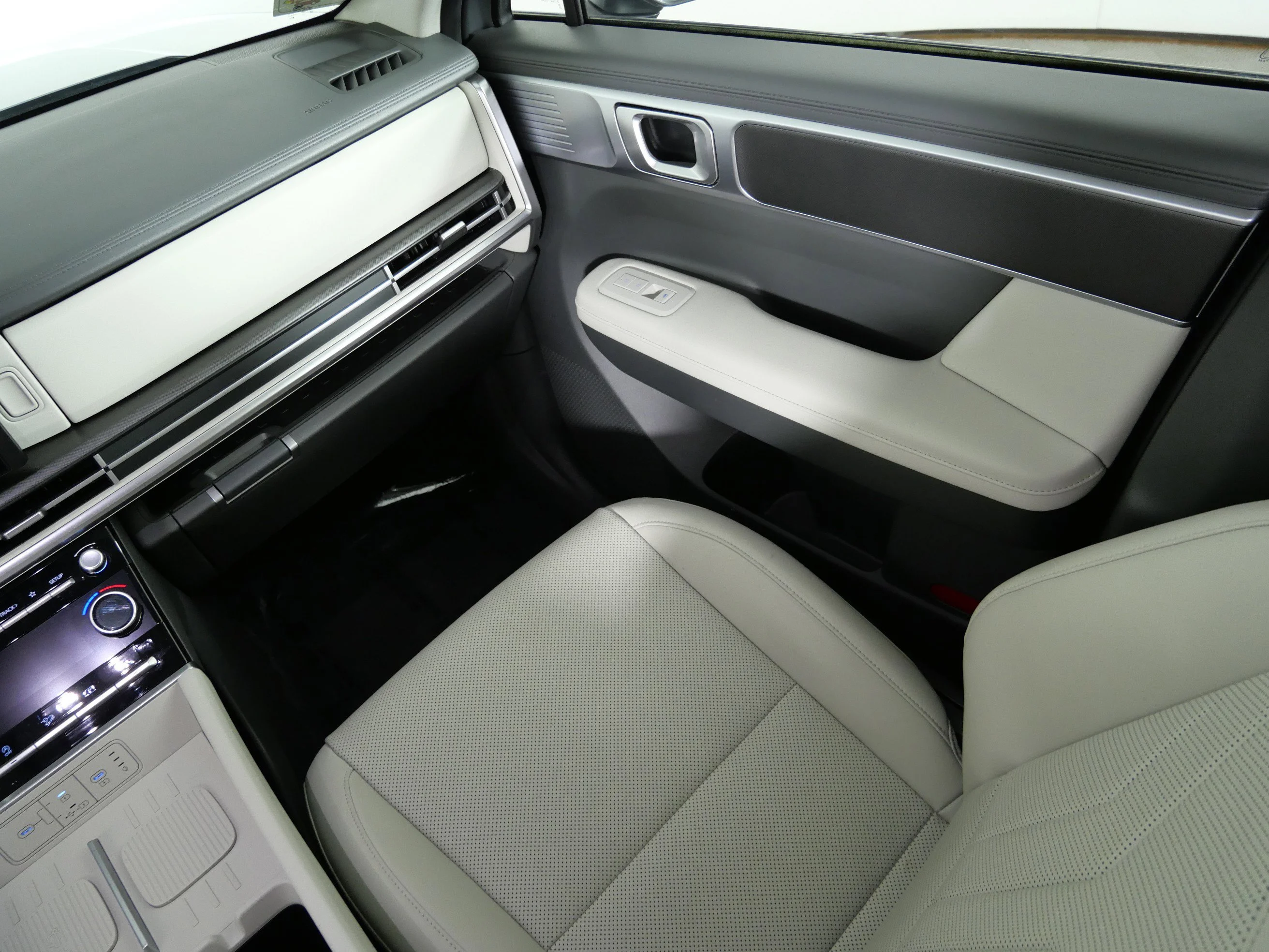 Used 2025 Shimmering Silver Hyundai SEL image 11