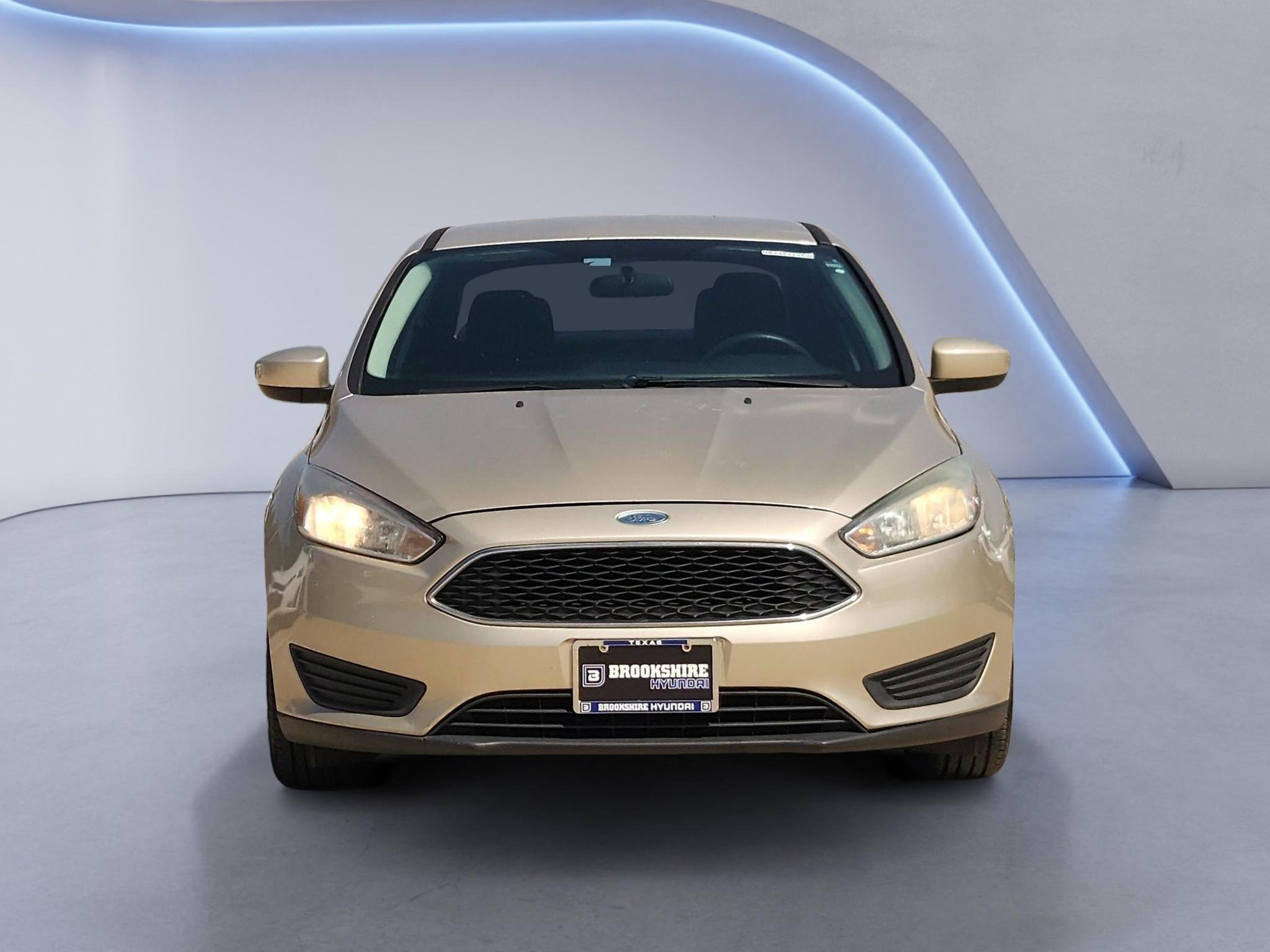 Used 2018 White Gold Metallic Ford SE image 2