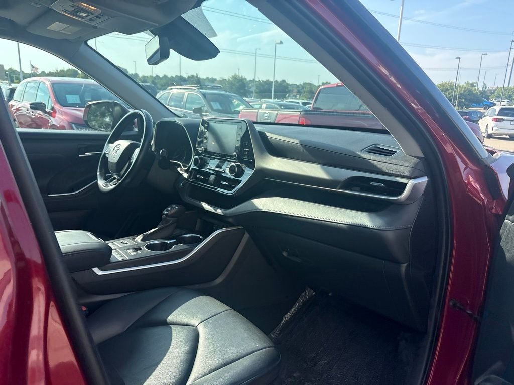 Used 2020 Pearl Toyota XLE image 18