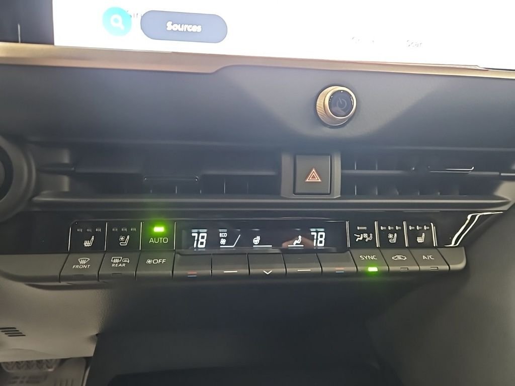 2025 Toyota Crown Signia XLE - Photo 24