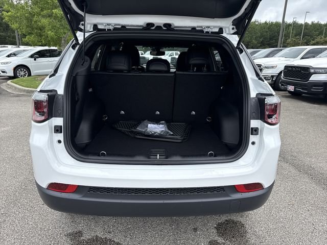 New 2026 White/off-white Jeep Latitude image 18