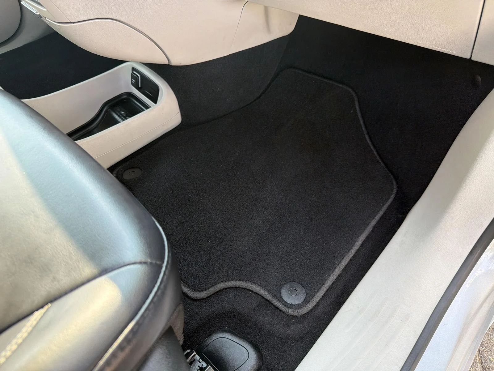 Used 2023 Silver Mist Clearcoat Chrysler Touring L image 35
