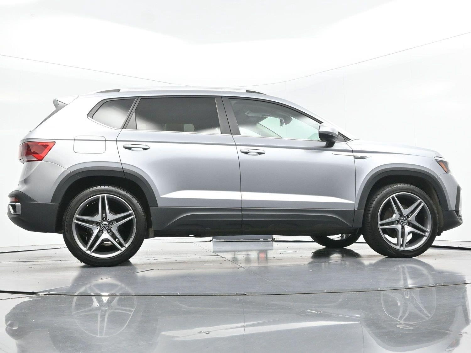Used 2023 Pyrite Silver Metallic Volkswagen SE image 54