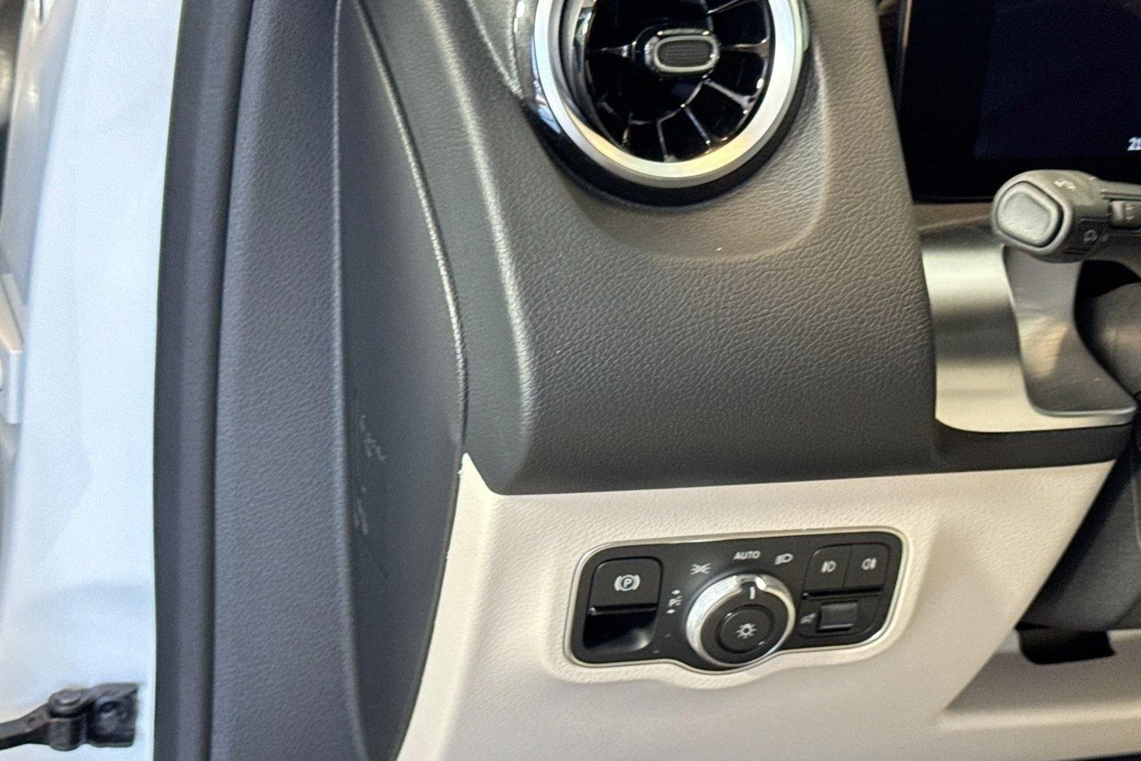 Used 2026 Polar White Mercedes-Benz GLB 250 image 10