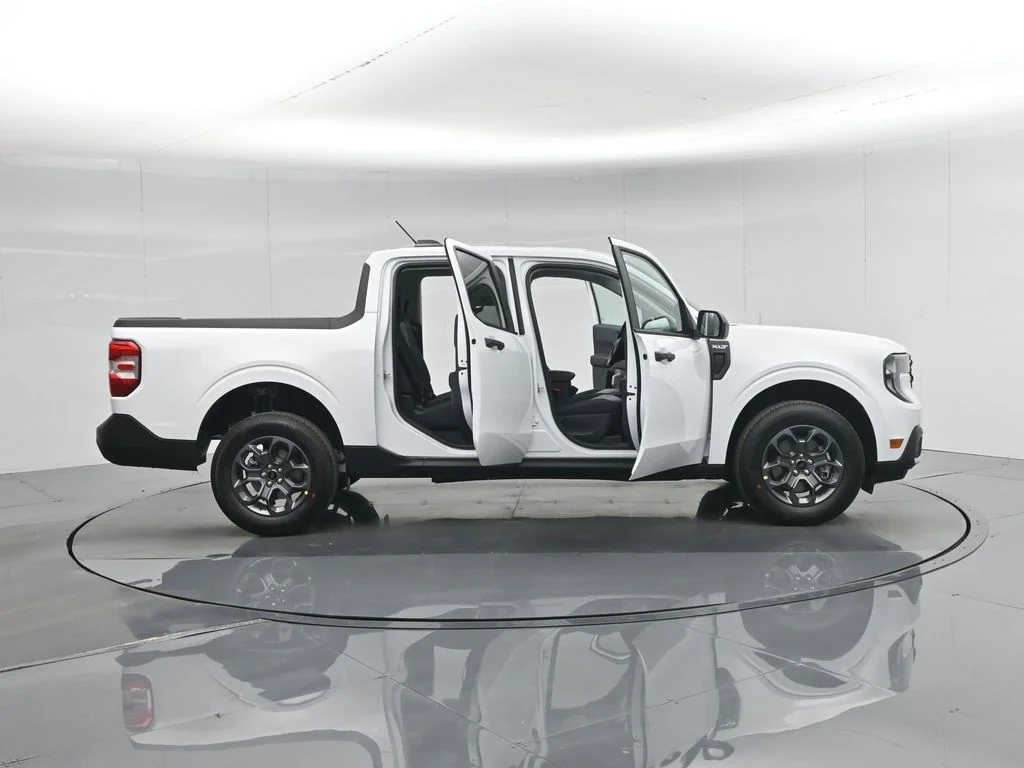New 2026 Oxford White Ford XLT image 4