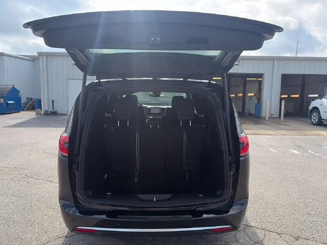 New 2027 Diamond Black Crystal Pearl-Coat Paint Chrysler Limited image 23