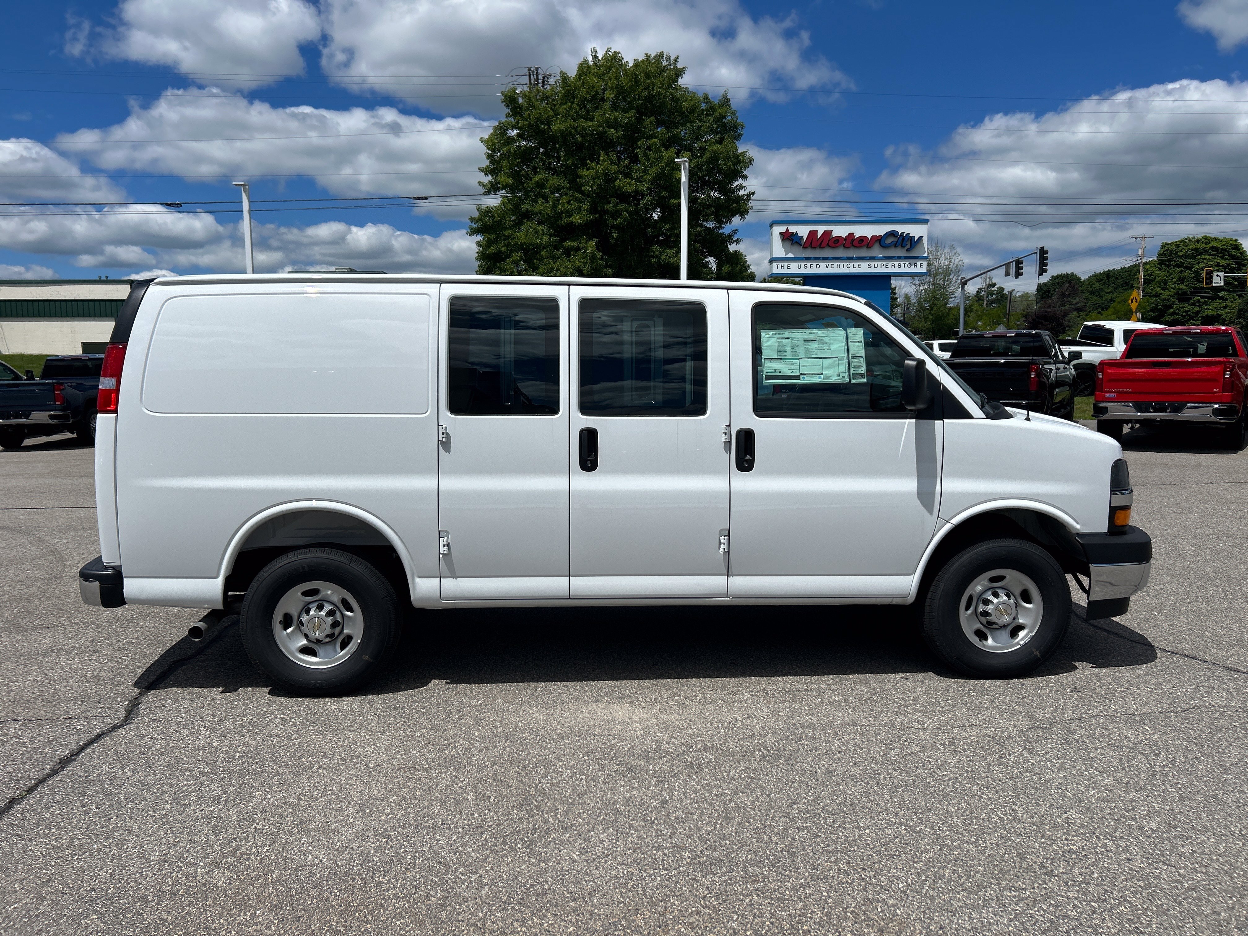 New 2026 Summit White Chevrolet WT image 7