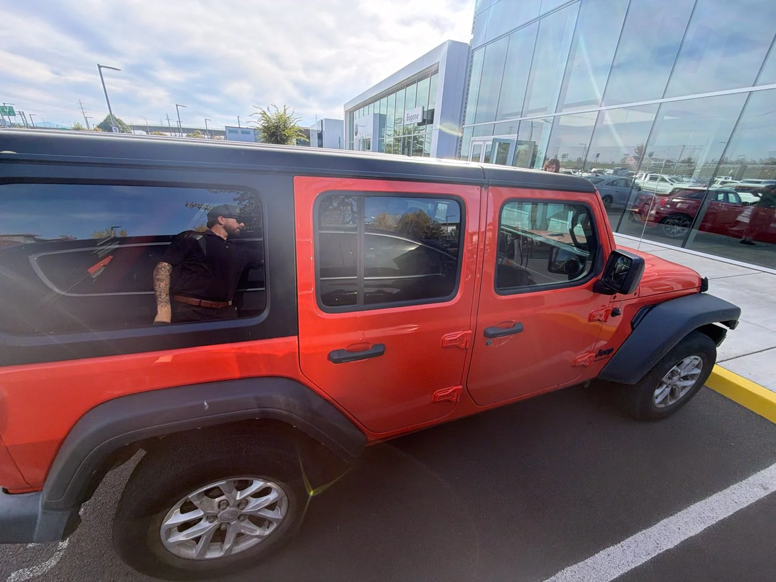 Used 2023  Jeep Sport S image 11