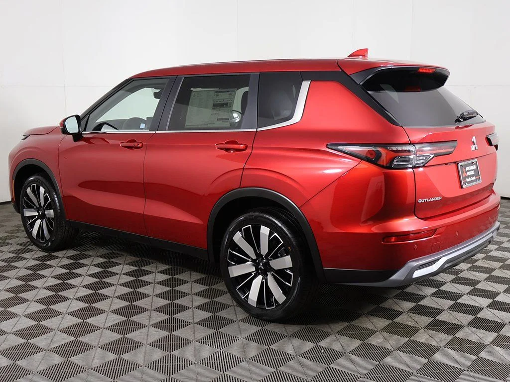 2025 Mitsubishi Outlander SE - Photo 13