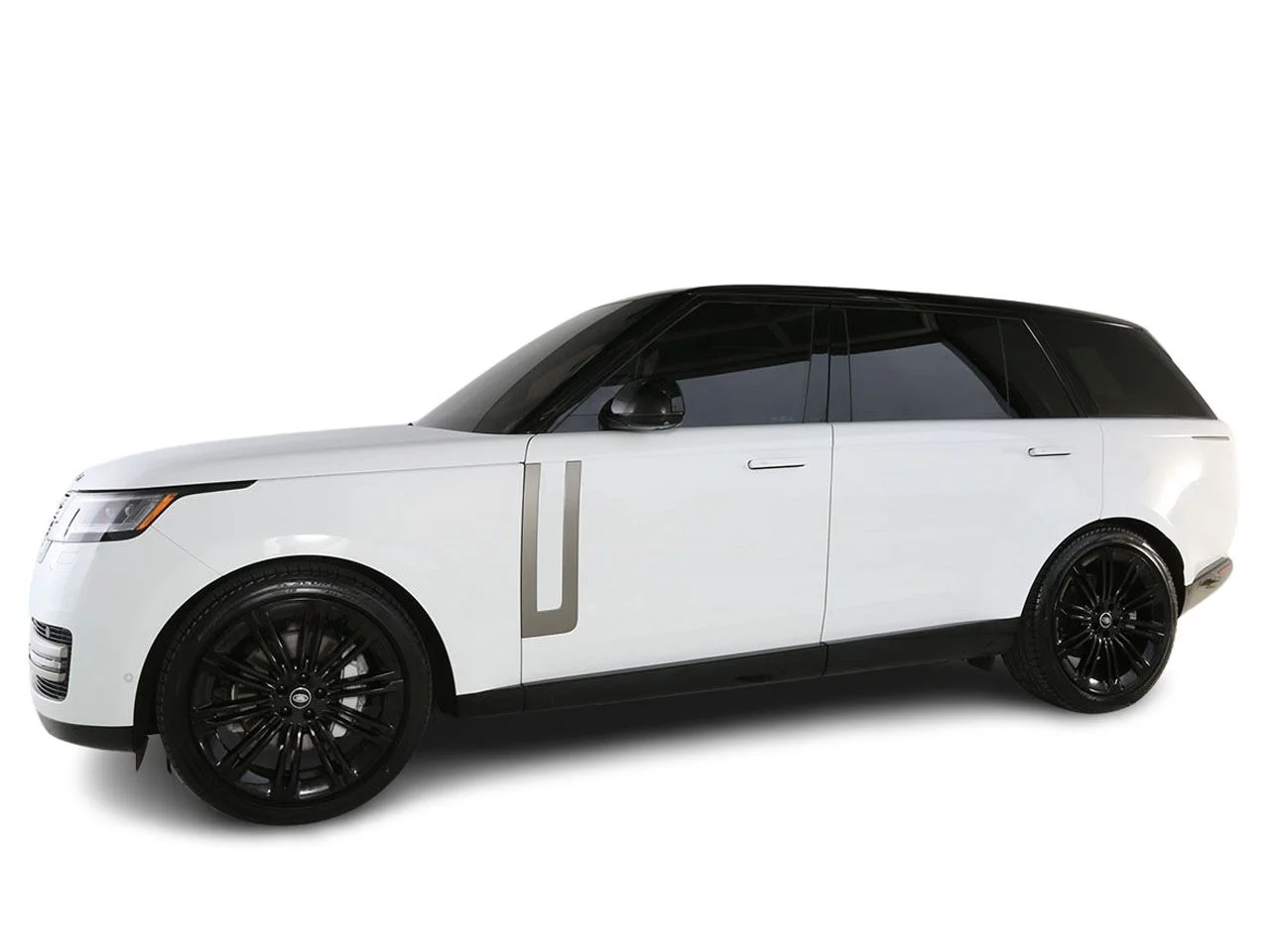 Used 2024 White Land Rover SE image 3