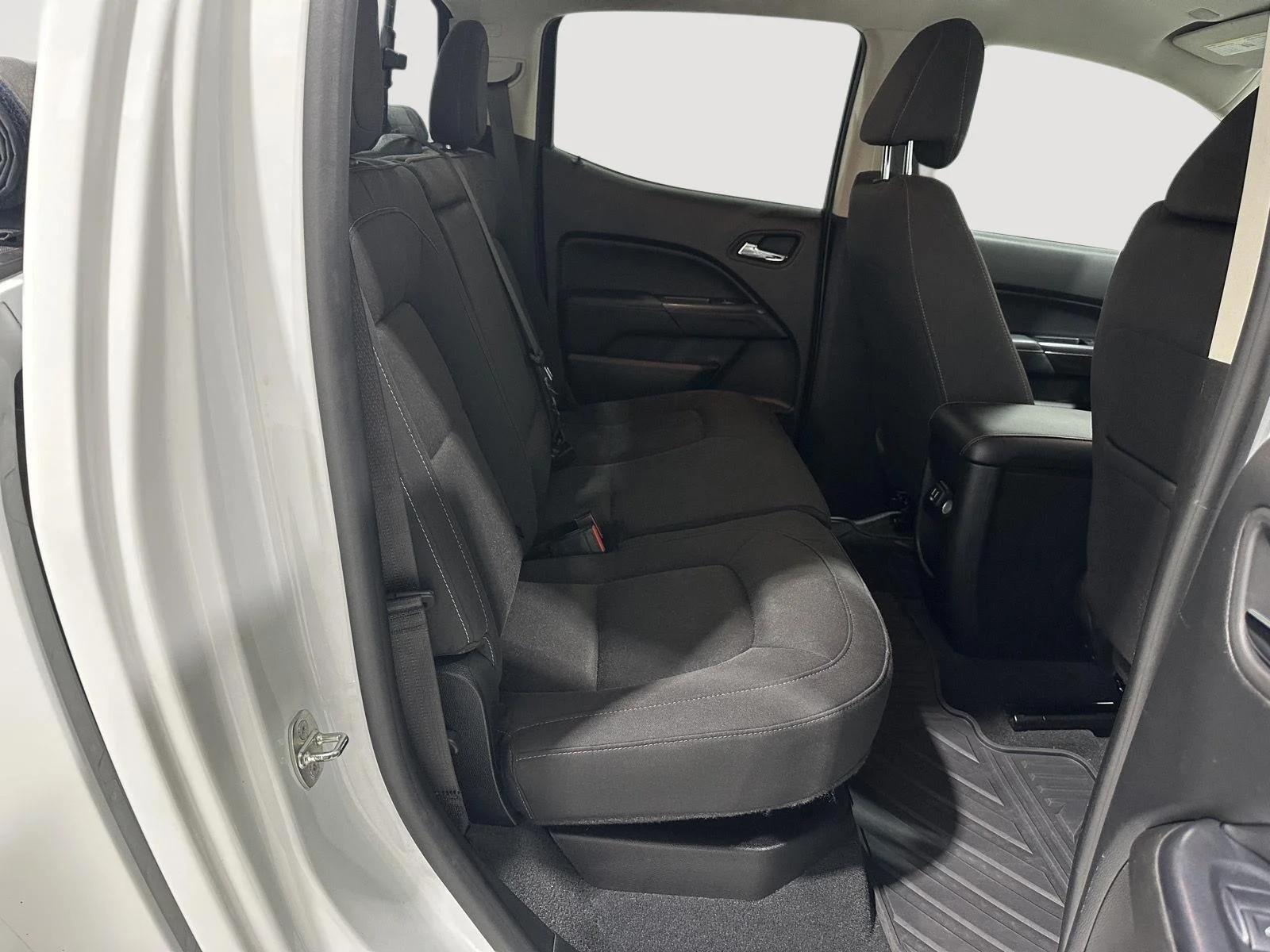 Used 2020 SUMMIT WHITE GMC 4WD SLE image 23