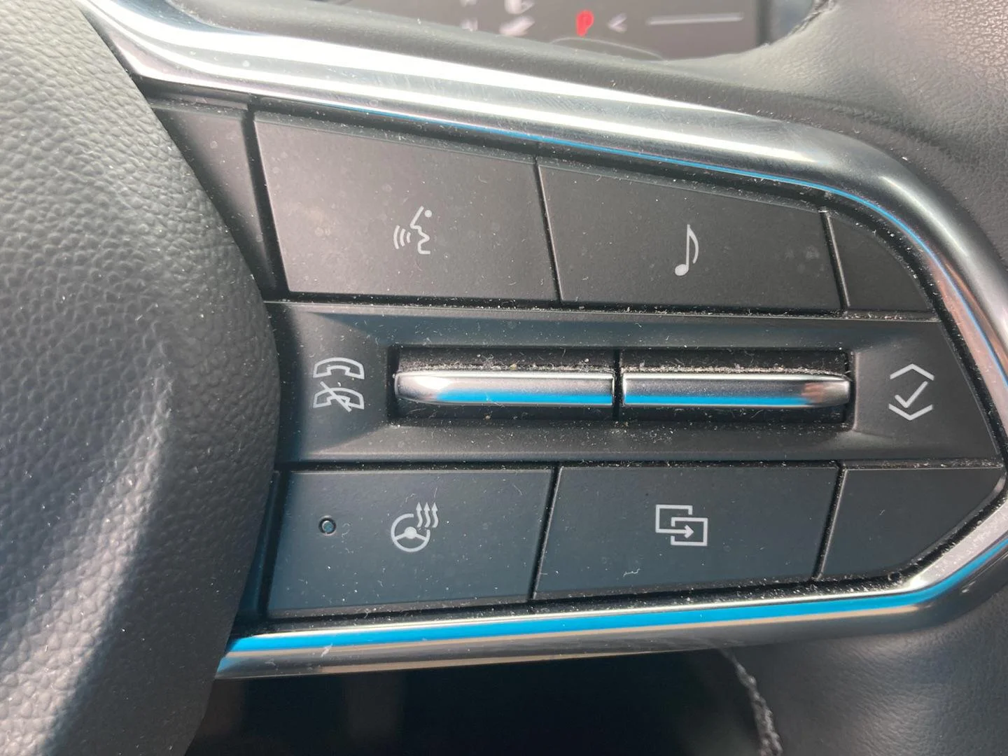Used 2025 Lakeshore Blue Metallic Chevrolet LT image 16