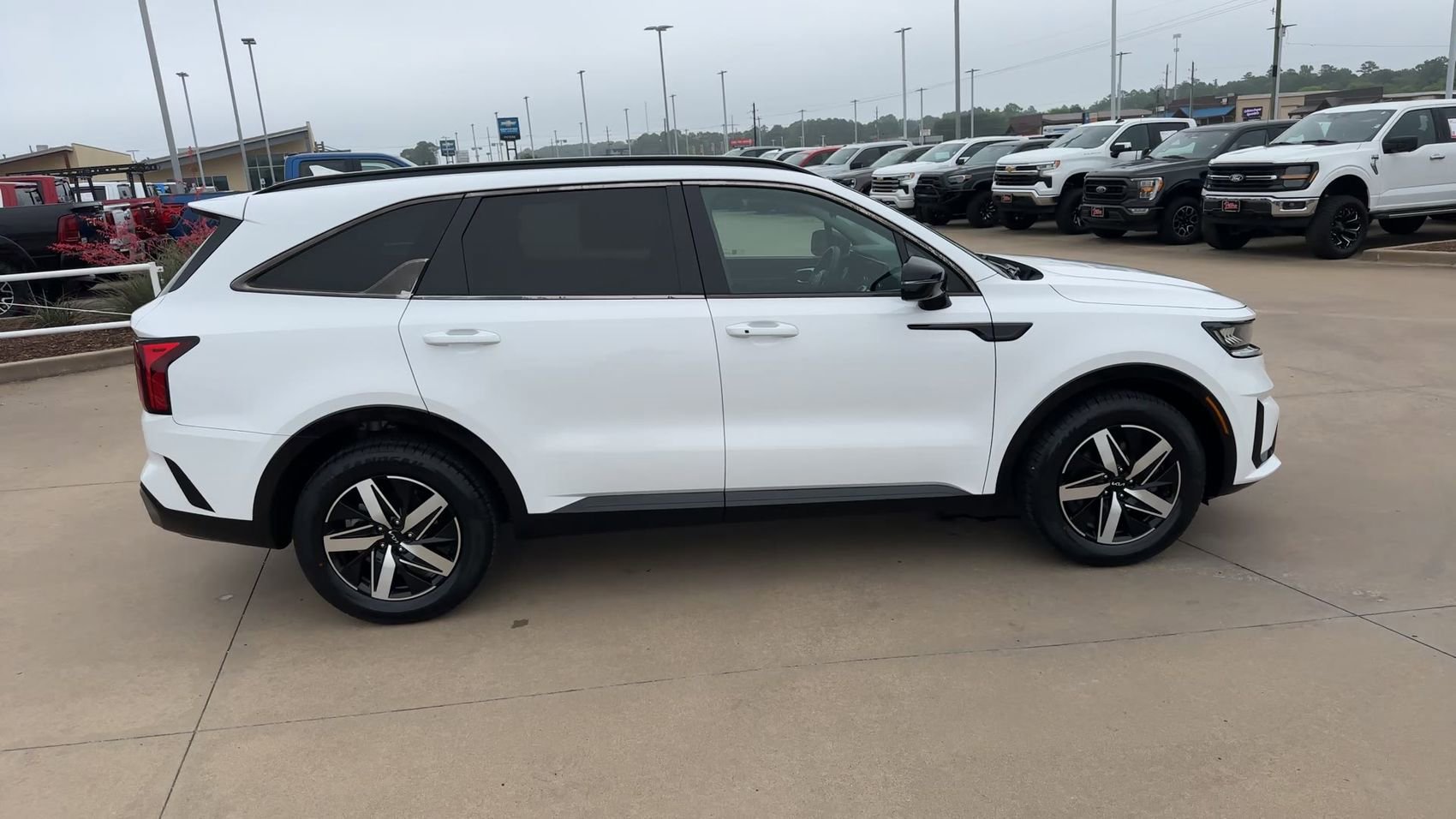 Used 2022 Glacial White Pearl Kia S image 2