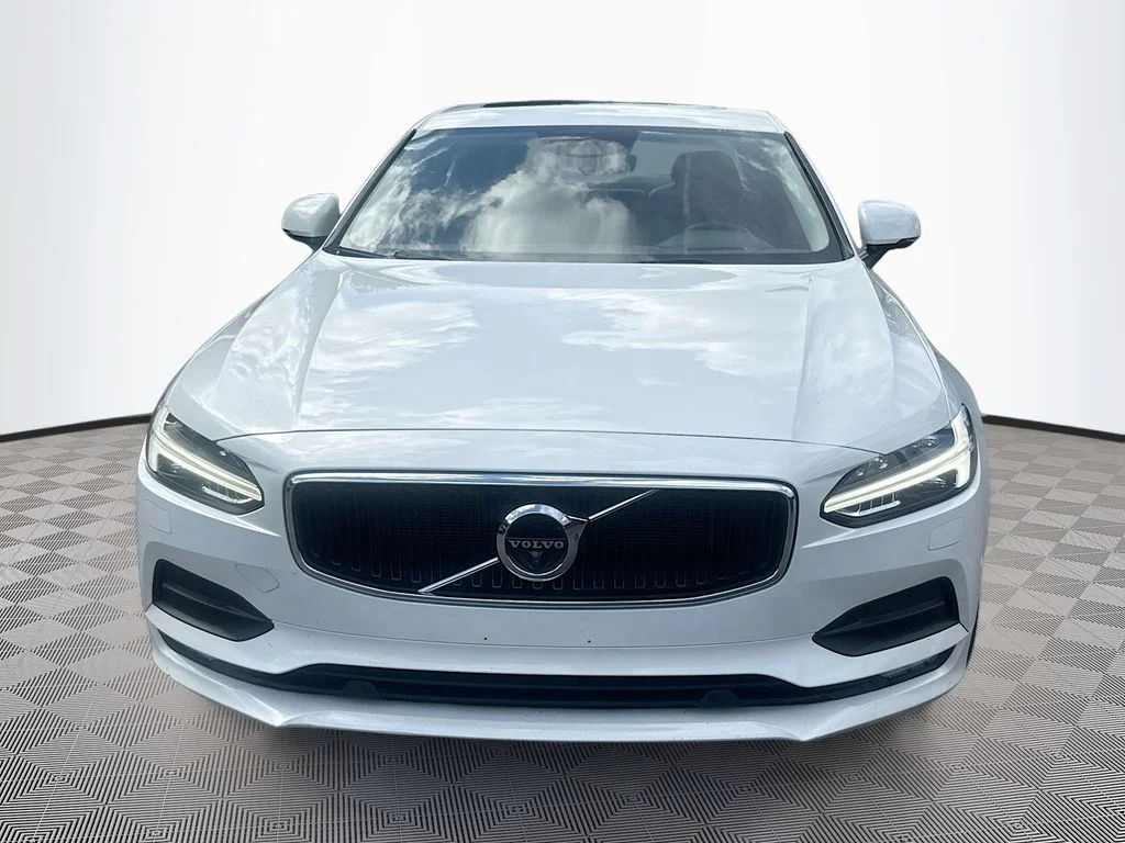 Used 2019  Volvo T5 Momentum image 2