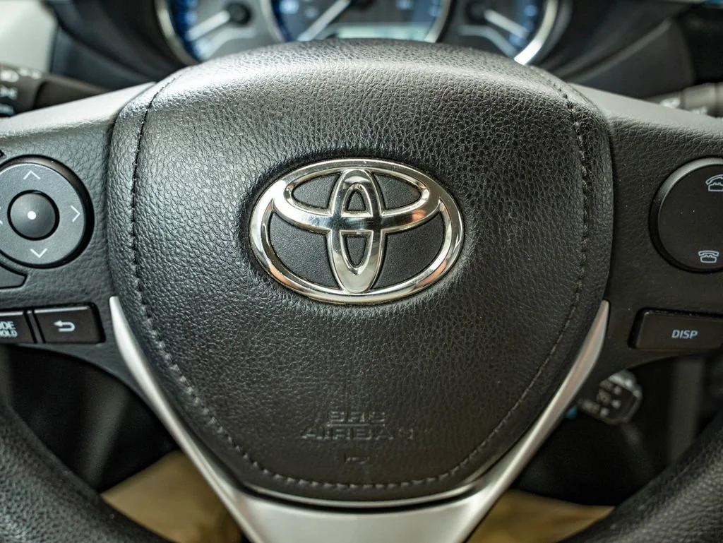 Used 2015 Slate Metallic Toyota LE image 28