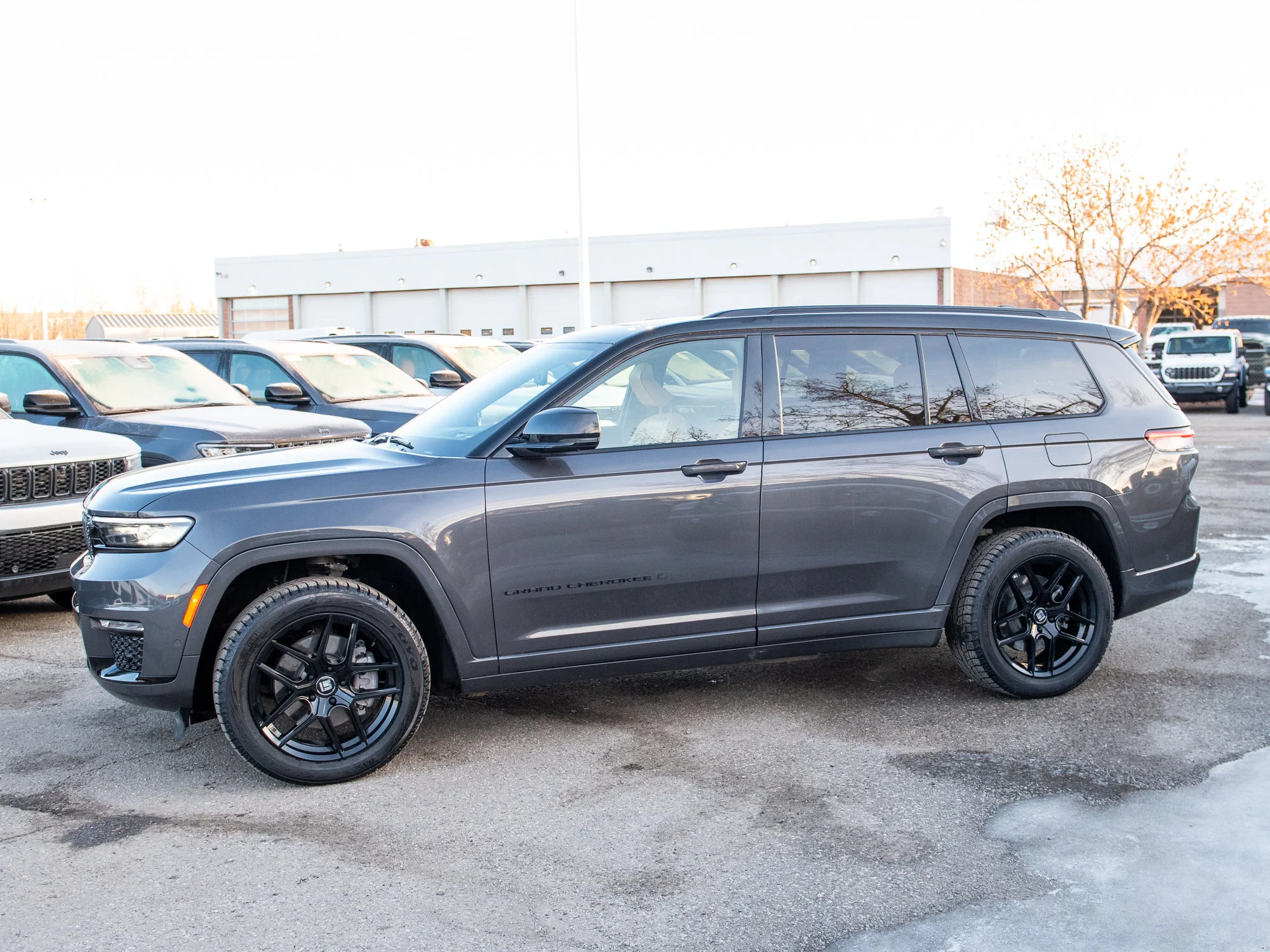 Used 2025 Grey Jeep Summit Reserve* image 2