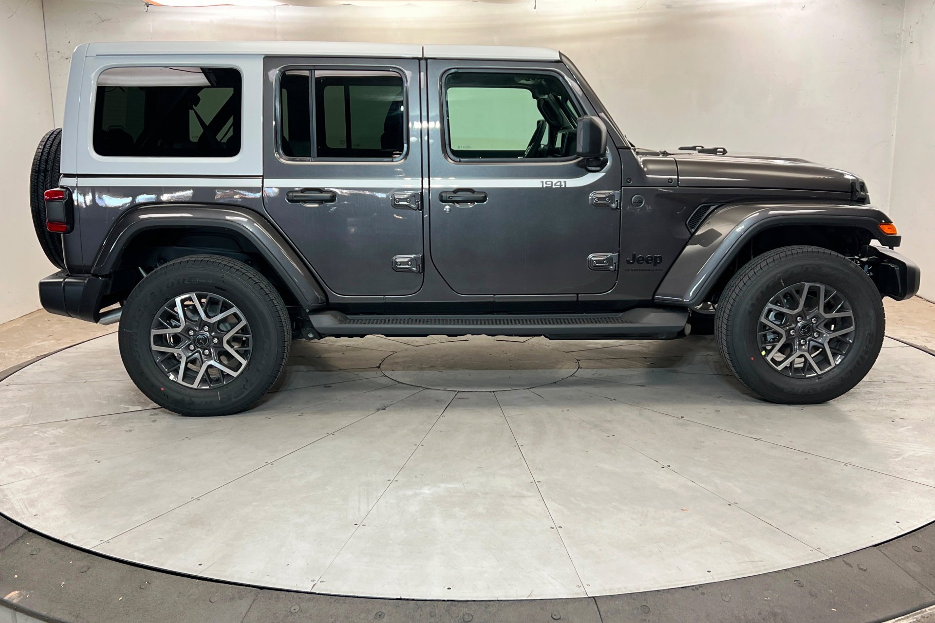 New 2026 Granite Crystal Metallic Clear-Coat Exterior Paint Jeep Sahara image 7