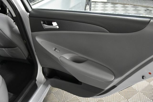 Used 2011 Silver Hyundai GLS image 18
