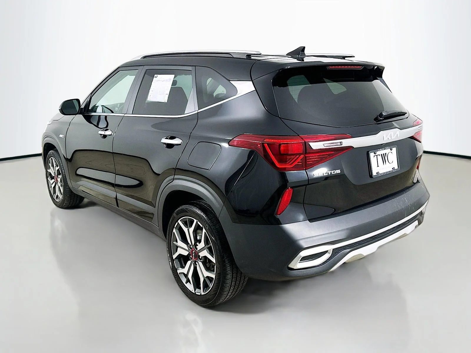 Used 2023 Black Kia  image 7