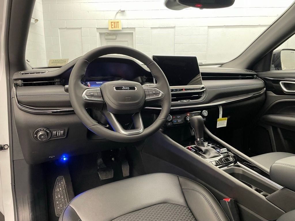 New 2026 Bright White Clear-Coat Exterior Paint Jeep Latitude image 9