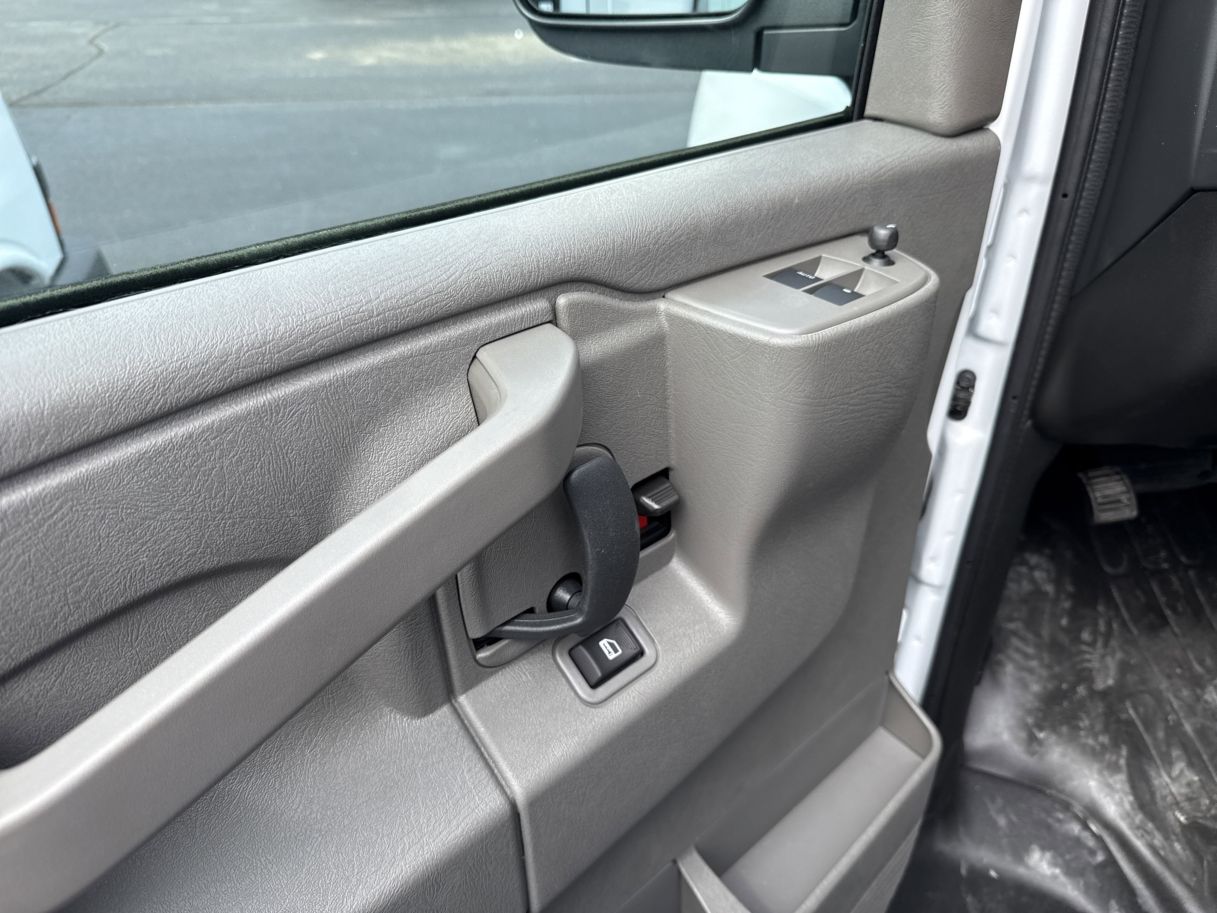 2025 Chevrolet Express Cargo Work Van - Photo 10