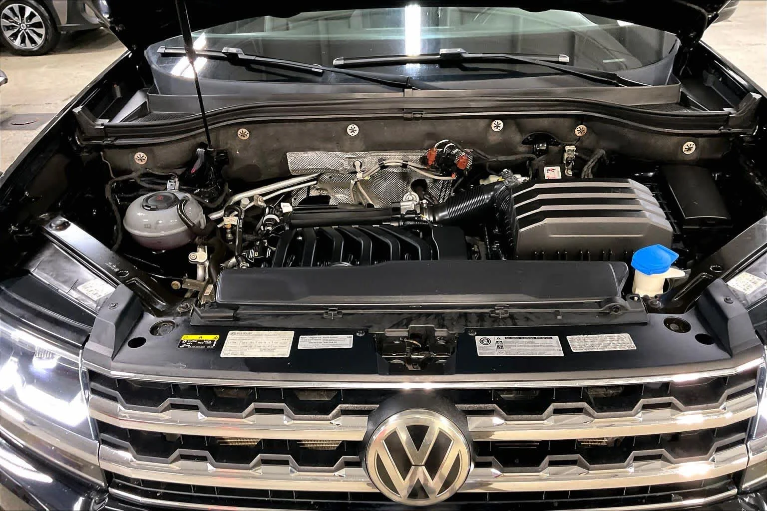 Used 2018 Deep Black Pearl Volkswagen 3.6L V6 SEL image 32