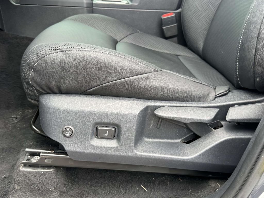 Used 2025  Toyota SR5 image 18